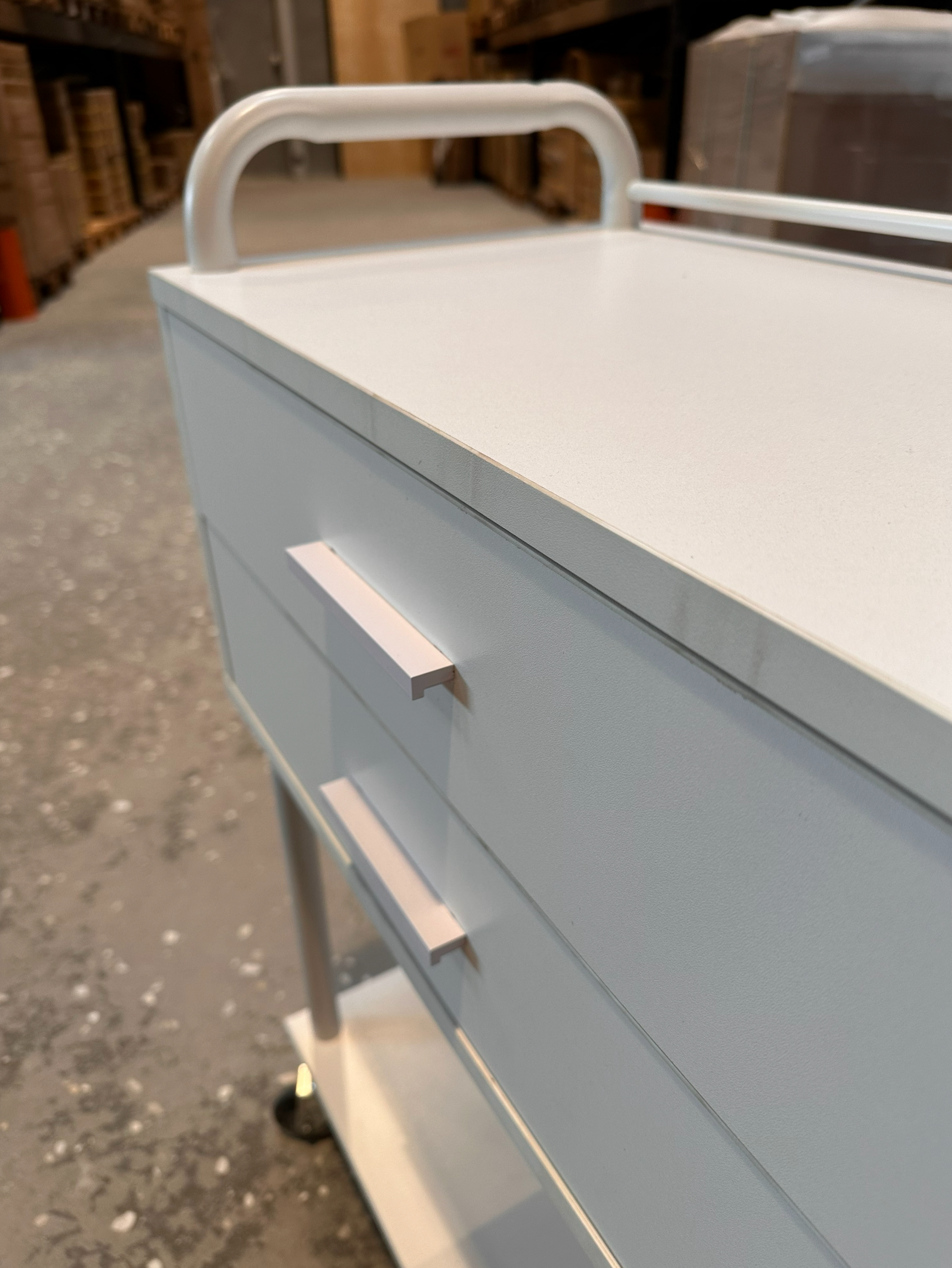 Clara 2 - Biały wózek fryzjerski - Koła odporne na włosy