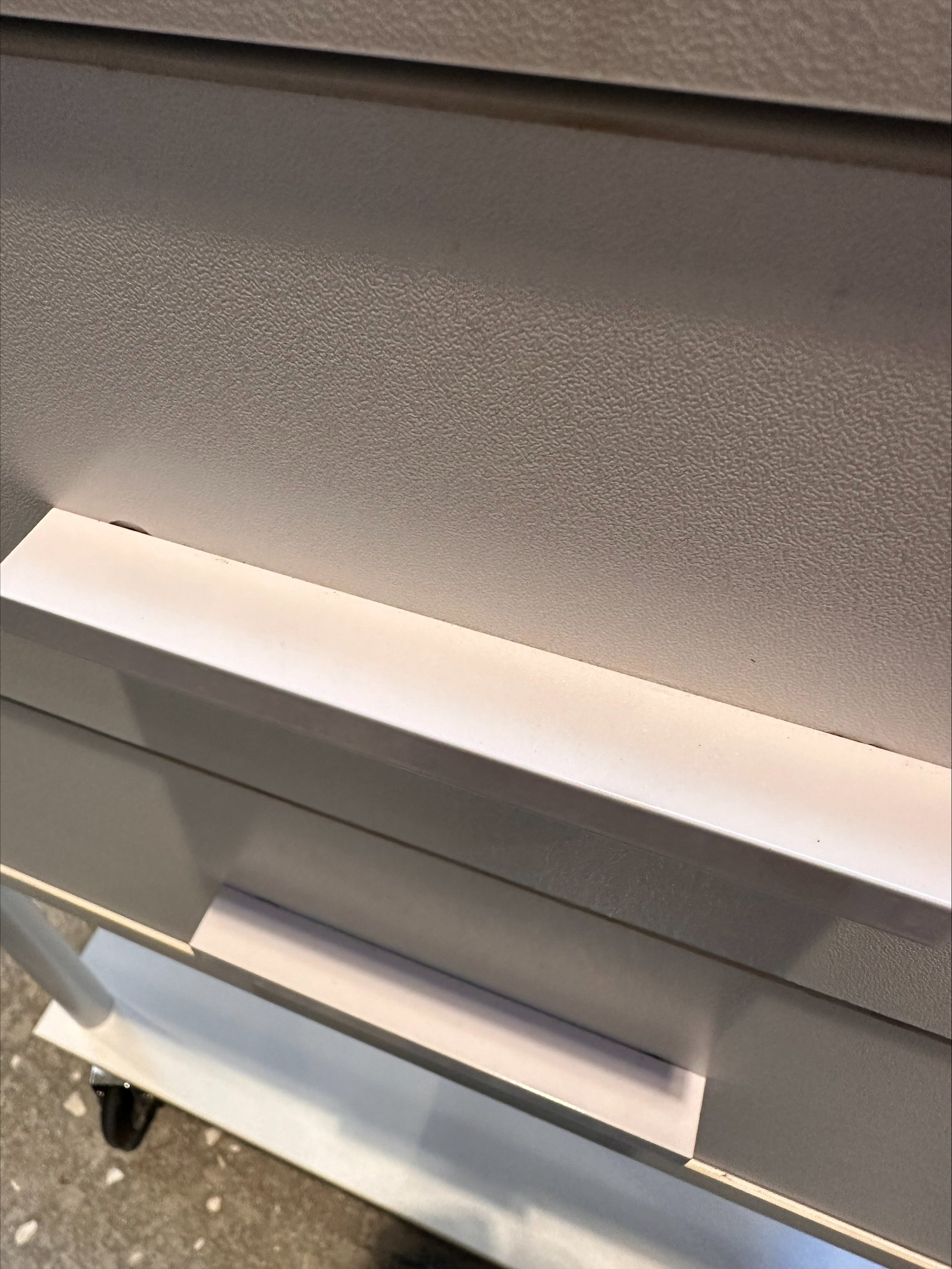 Clara 2 - Biały wózek fryzjerski - Koła odporne na włosy