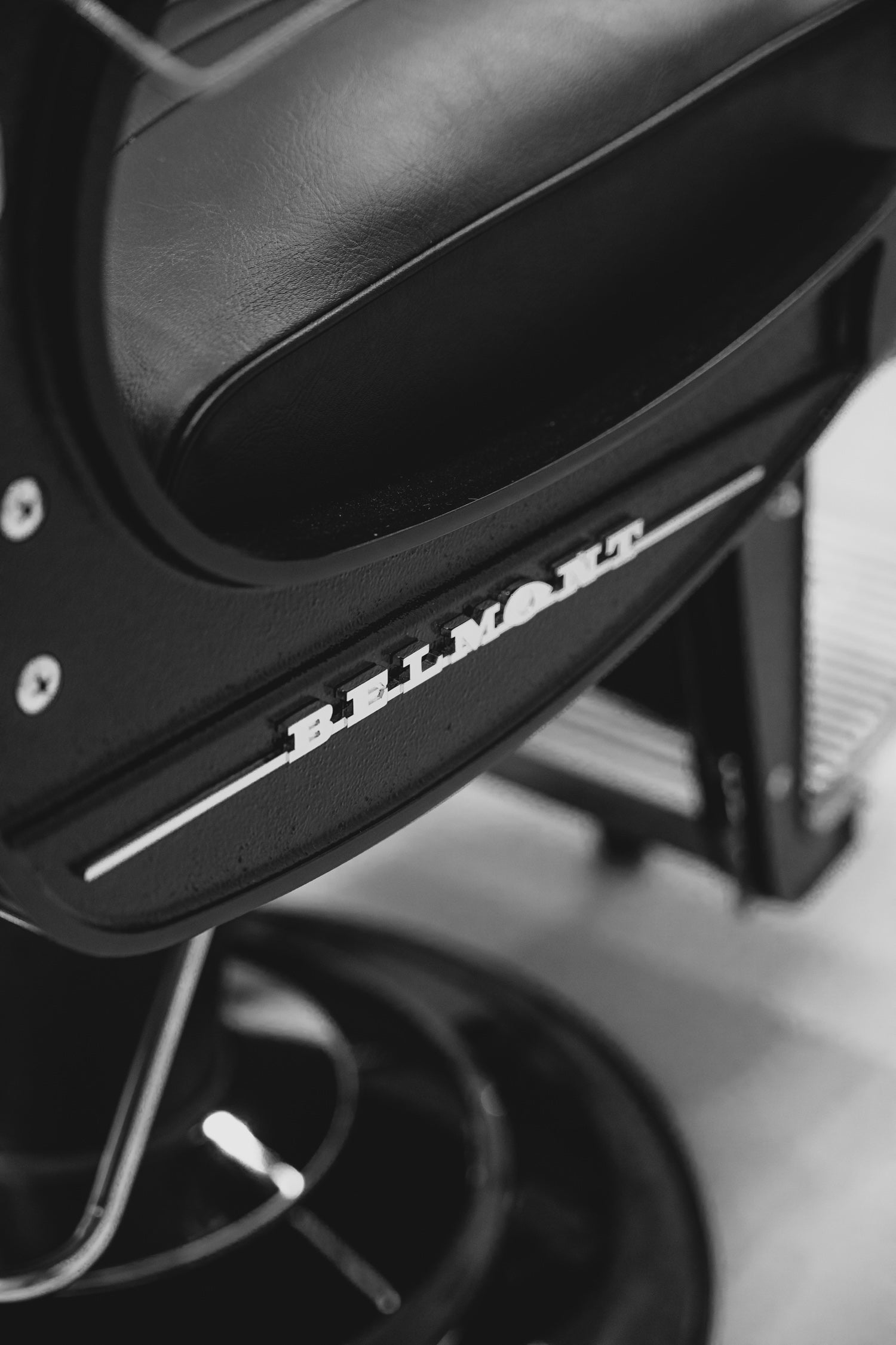 Apollo II Elite - Matte black barber chair with cast iron frame