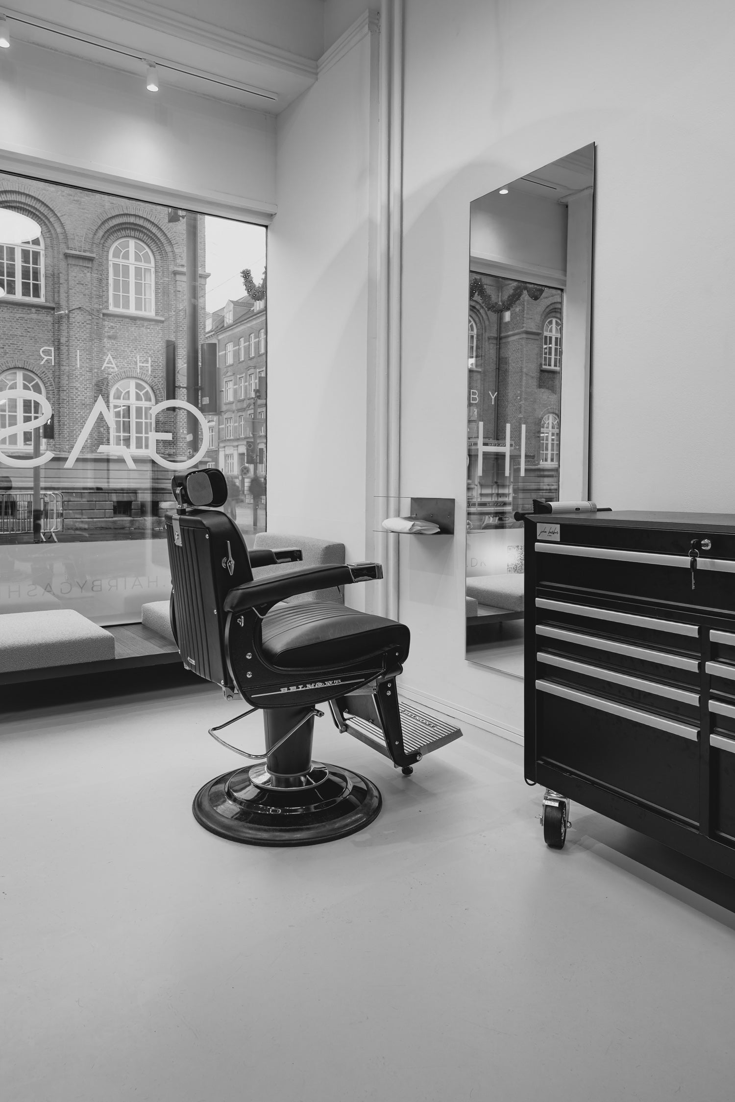 Apollo II Elite - Matte black barber chair with cast iron frame