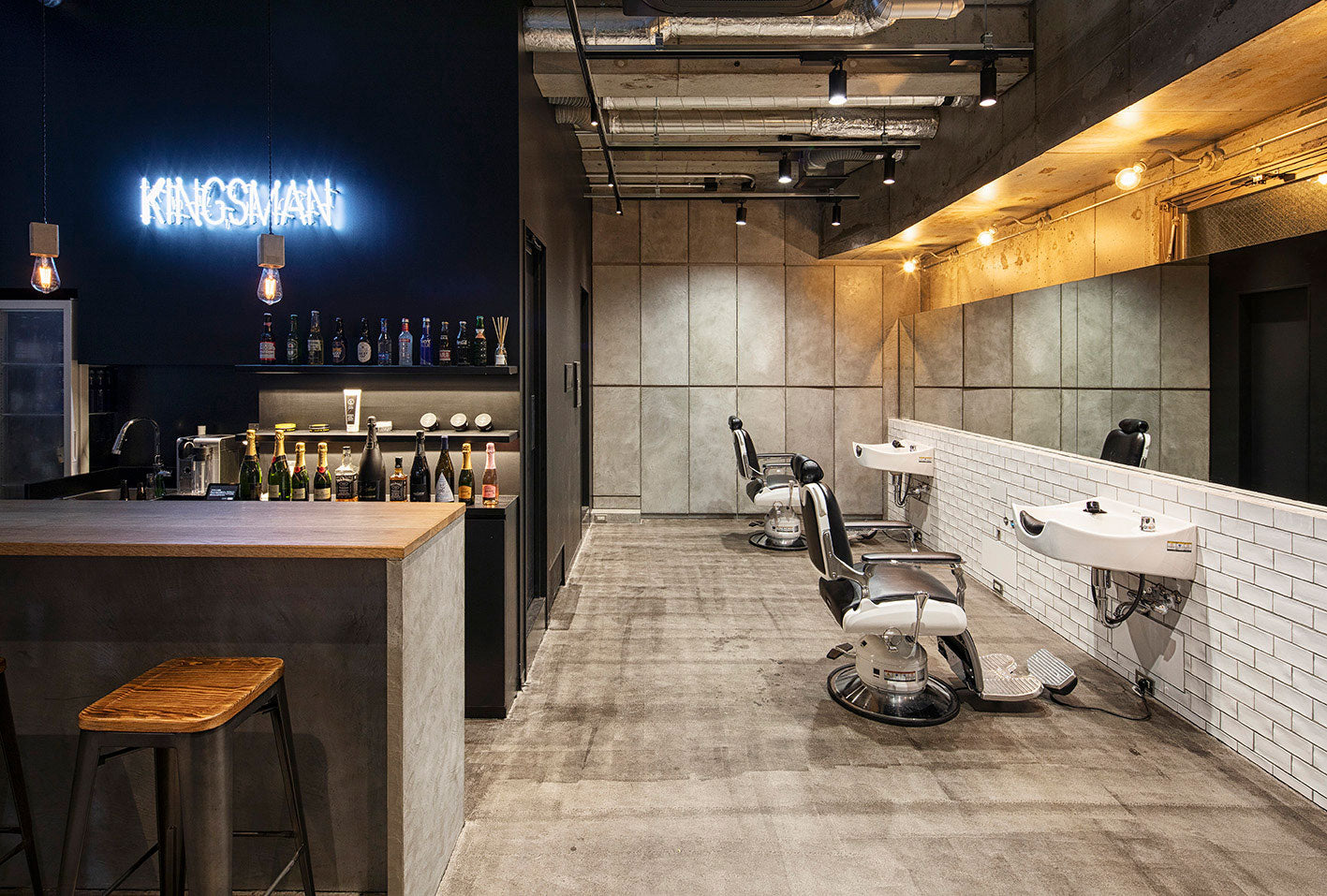 Legacy 95 - Black and white motorized barber chair