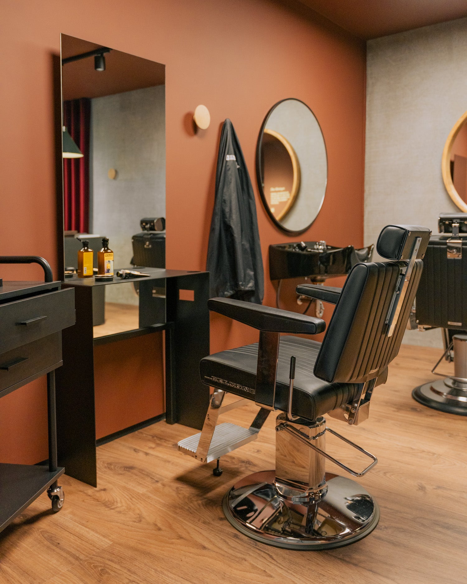 Dainty - Czarny fotel barberski ze stali nierdzewnej