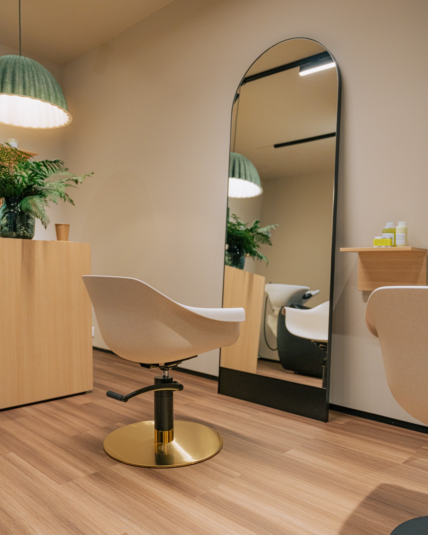 Verona - Wolnostojące lustro fryzjerskie - Czarna rama