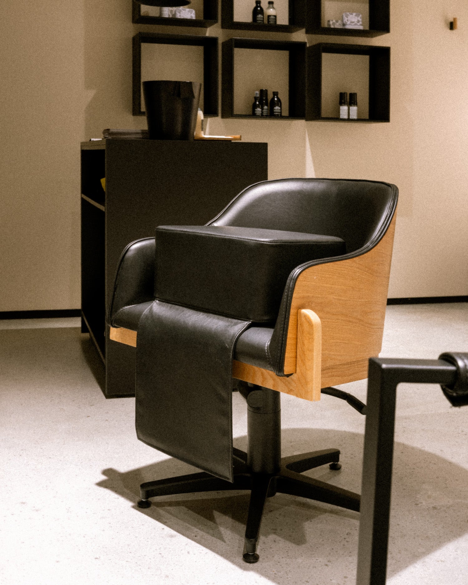 Czarna Poduszka dla dzieci - Uniwersalny rozmiar do krzesła fryzjerskiego