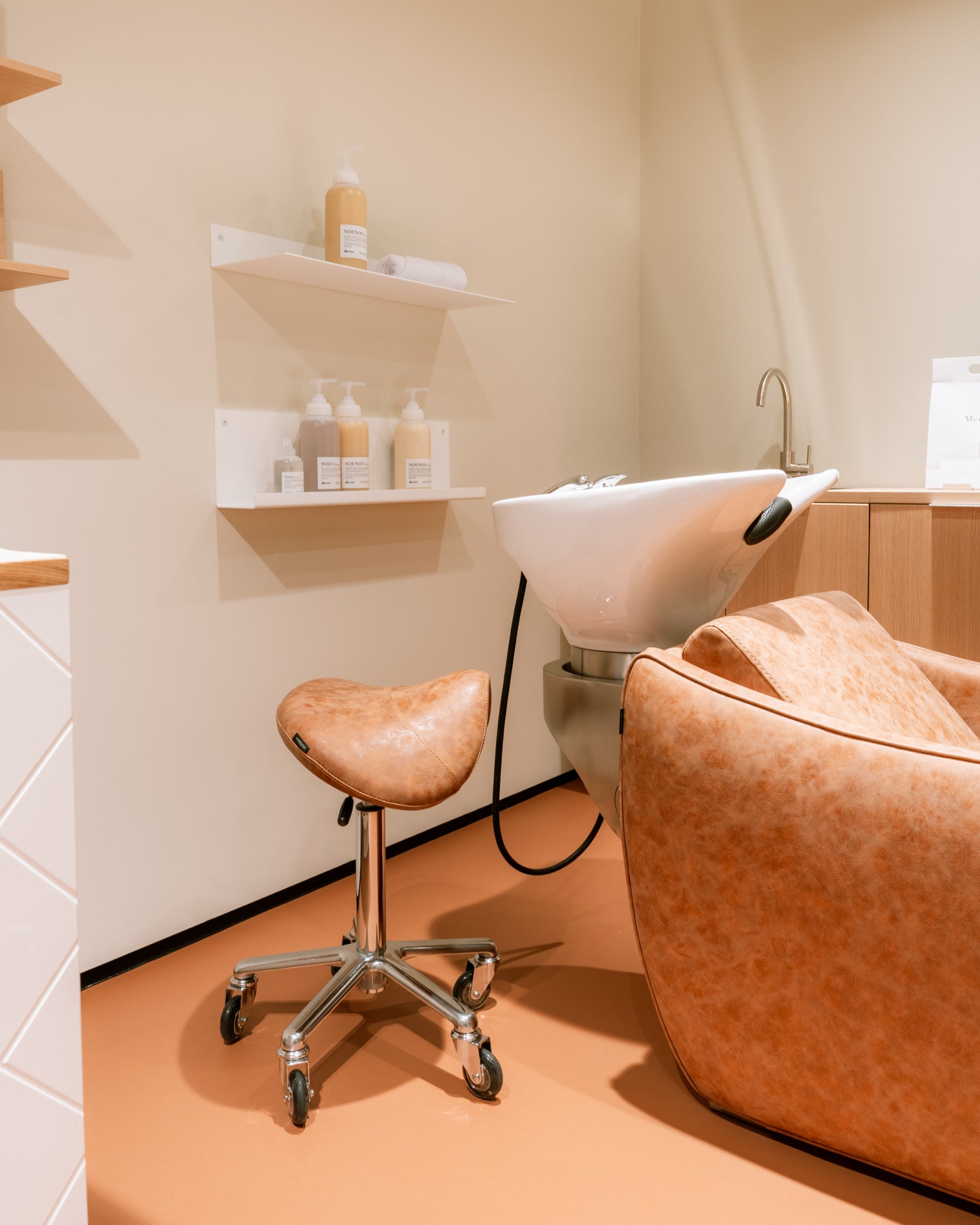 Saddle Tan - Brązowy taboret siodłowy z chromowaną podstawą gwiazdową