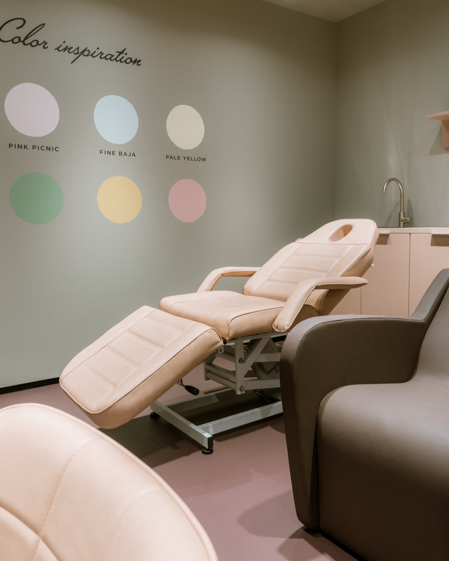 Aquarius II - Różowy fotel do tatuażu - Z silnikiem