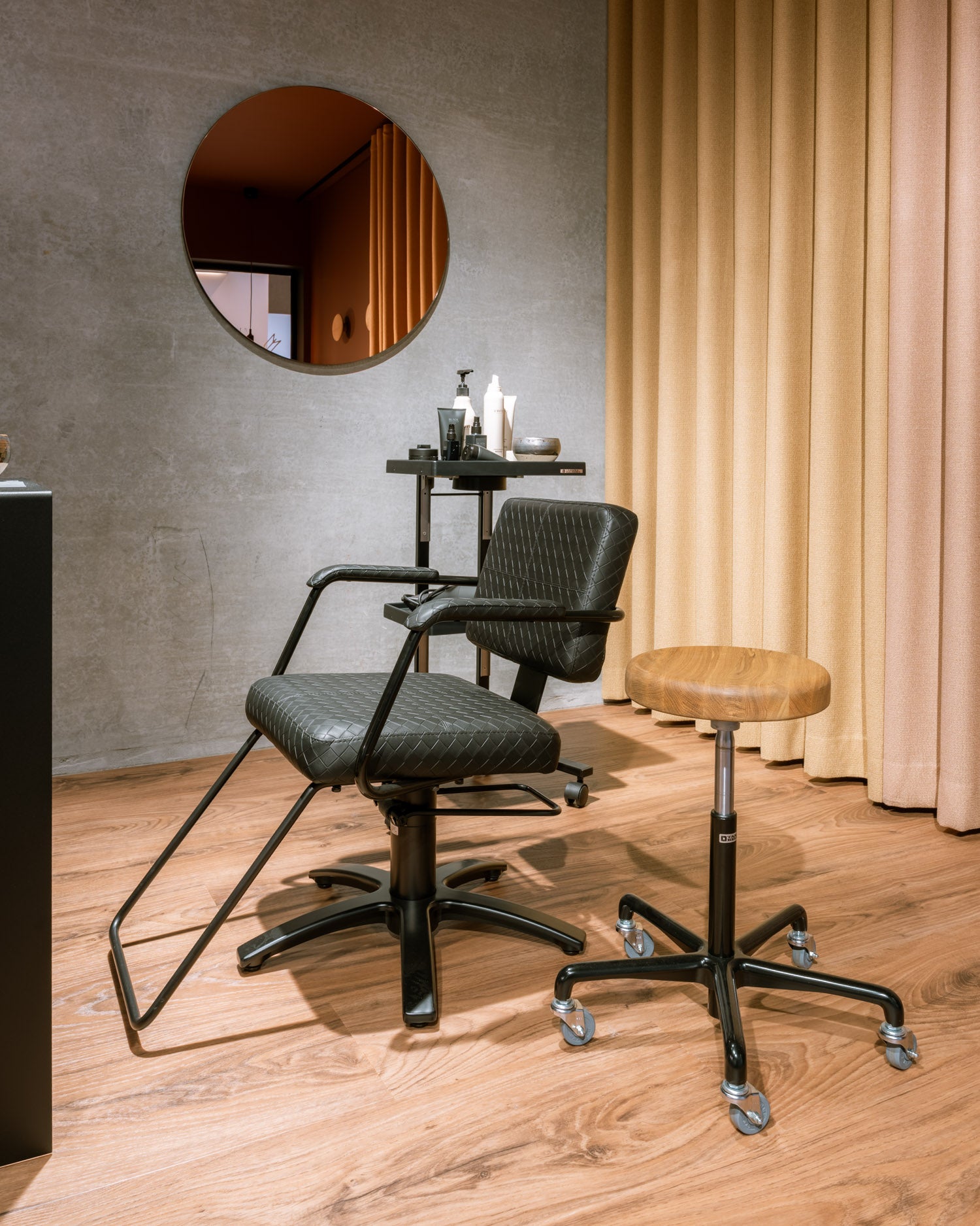 Zen - Taboret fryzjerski z drewnianym siedziskiem - Czarna podstawa gwiazdowa