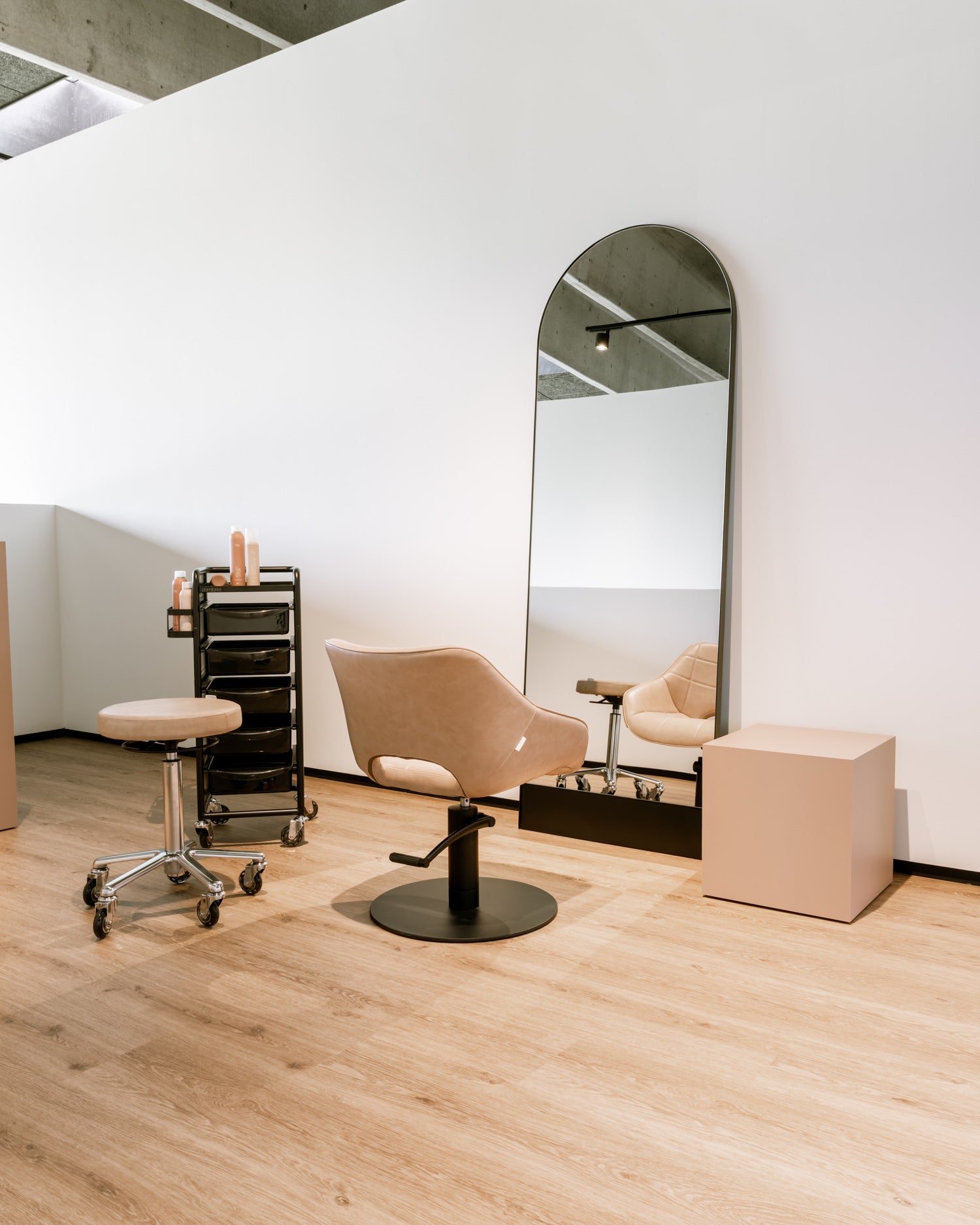 Round Blush - Różowy taboret fryzjerski z chromowaną podstawą gwiazdową