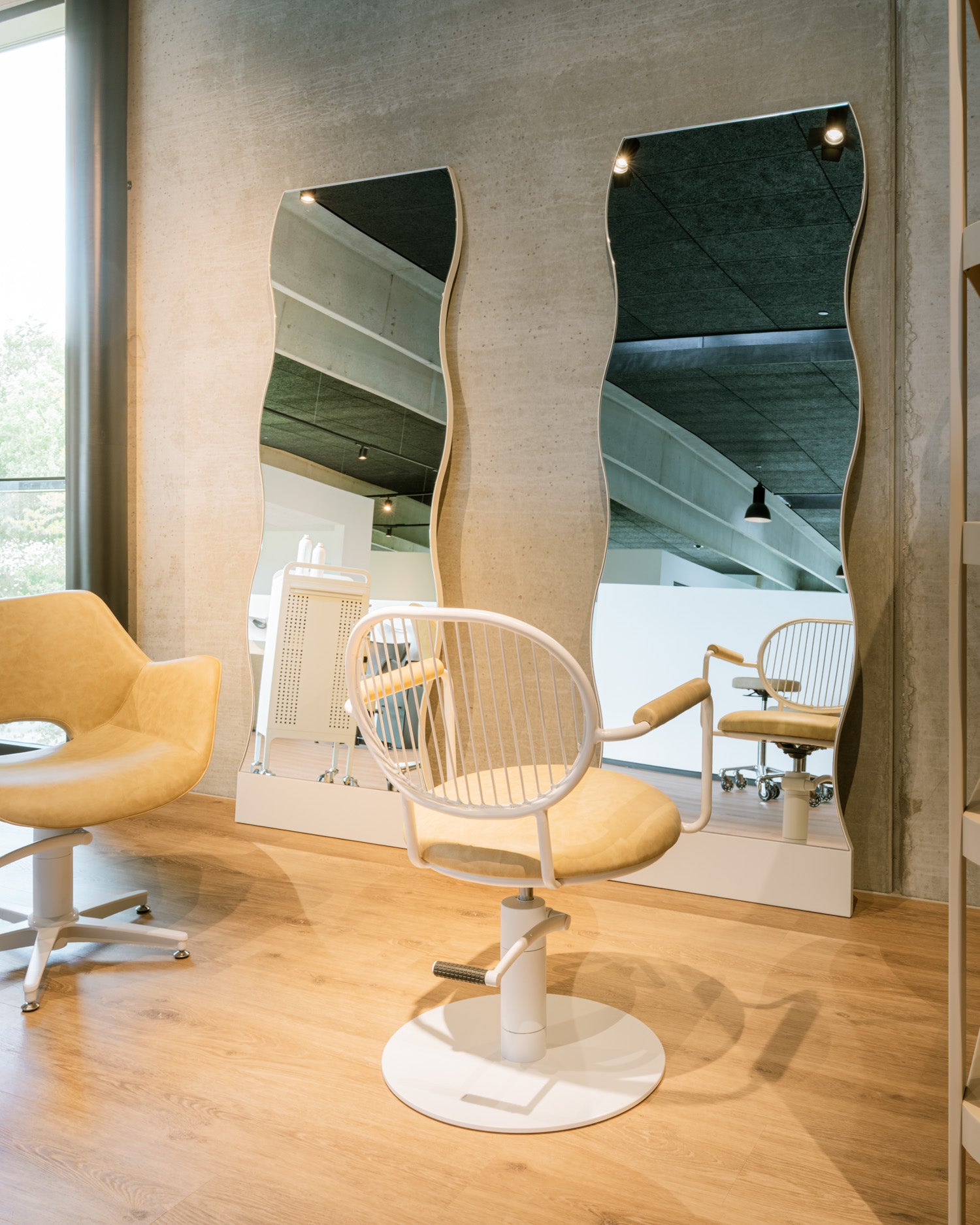 Serena - Biało-koniakowy krzesło fryzjerskie - Biała podstawa płaska