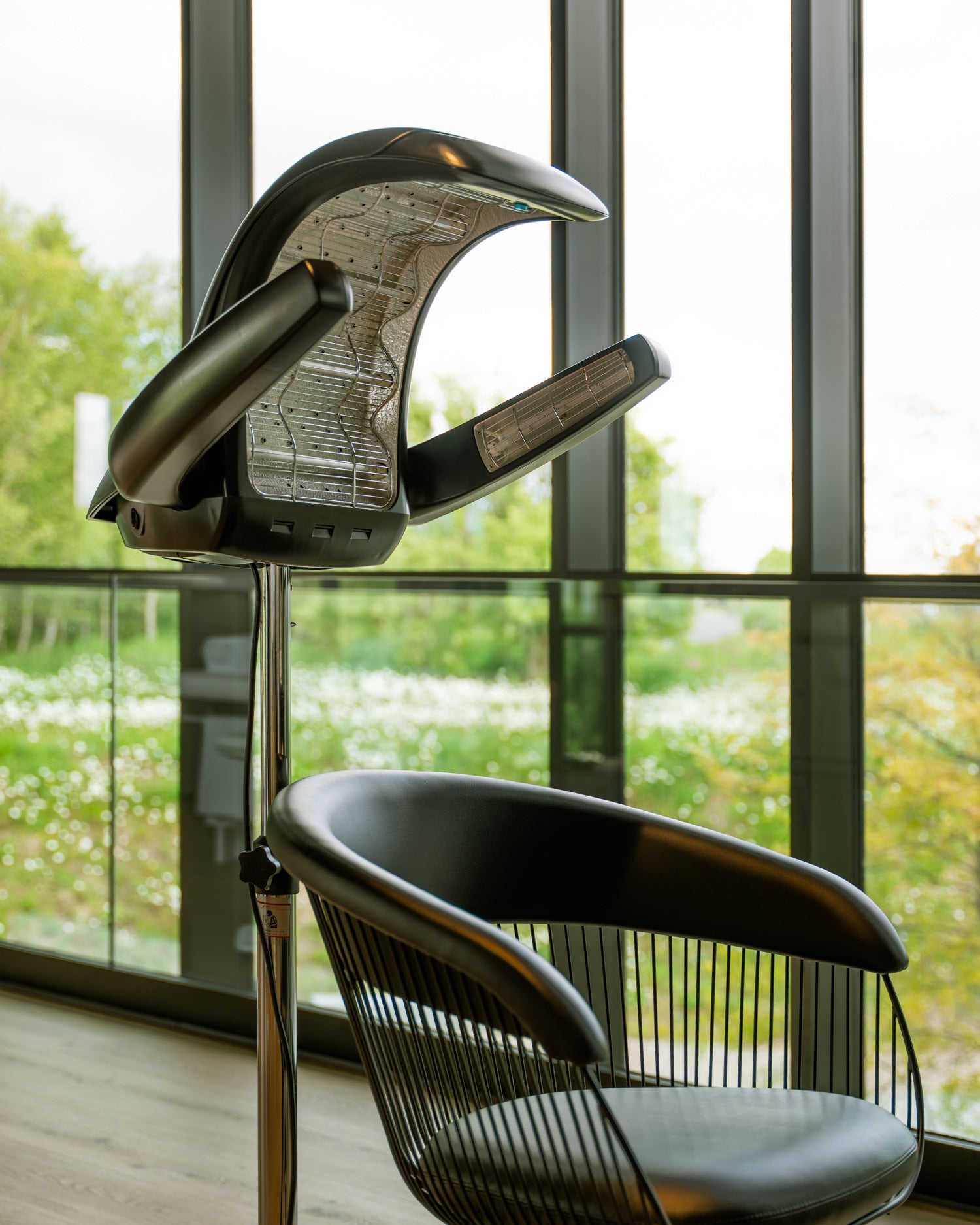 HairMaster 4 - Czarna suszarka hełmowa z czarną podstawą gwiazdową