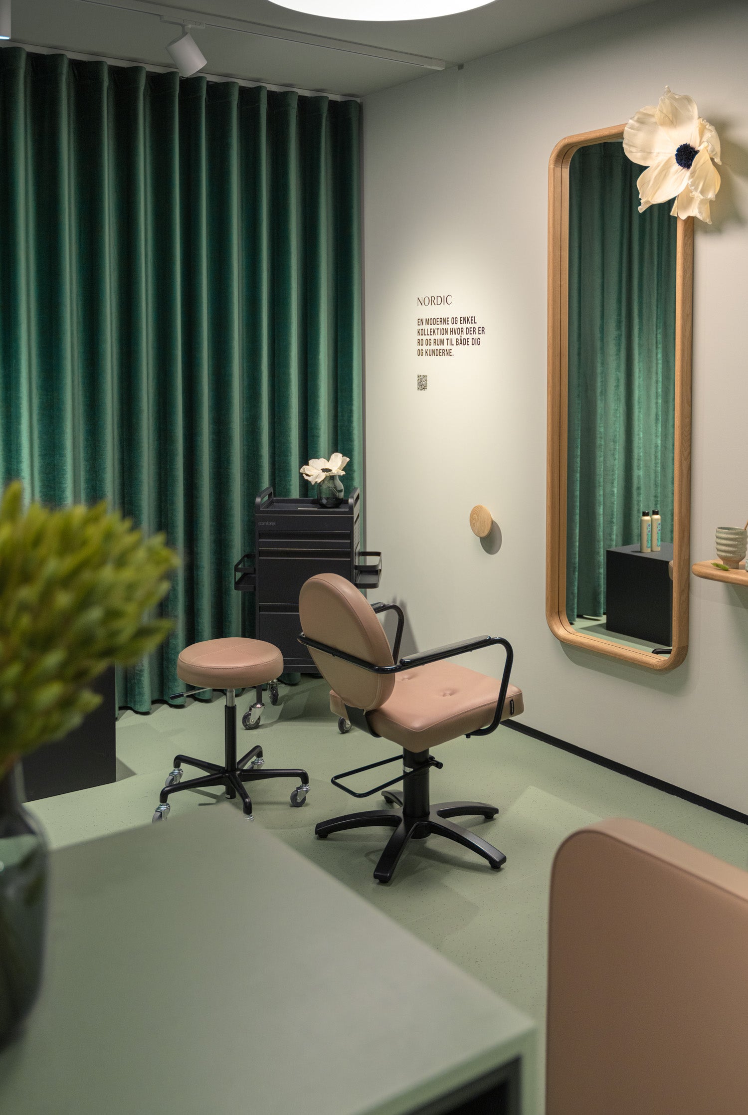 Grøn salon indretning med beige møbler og naturlige detaljer