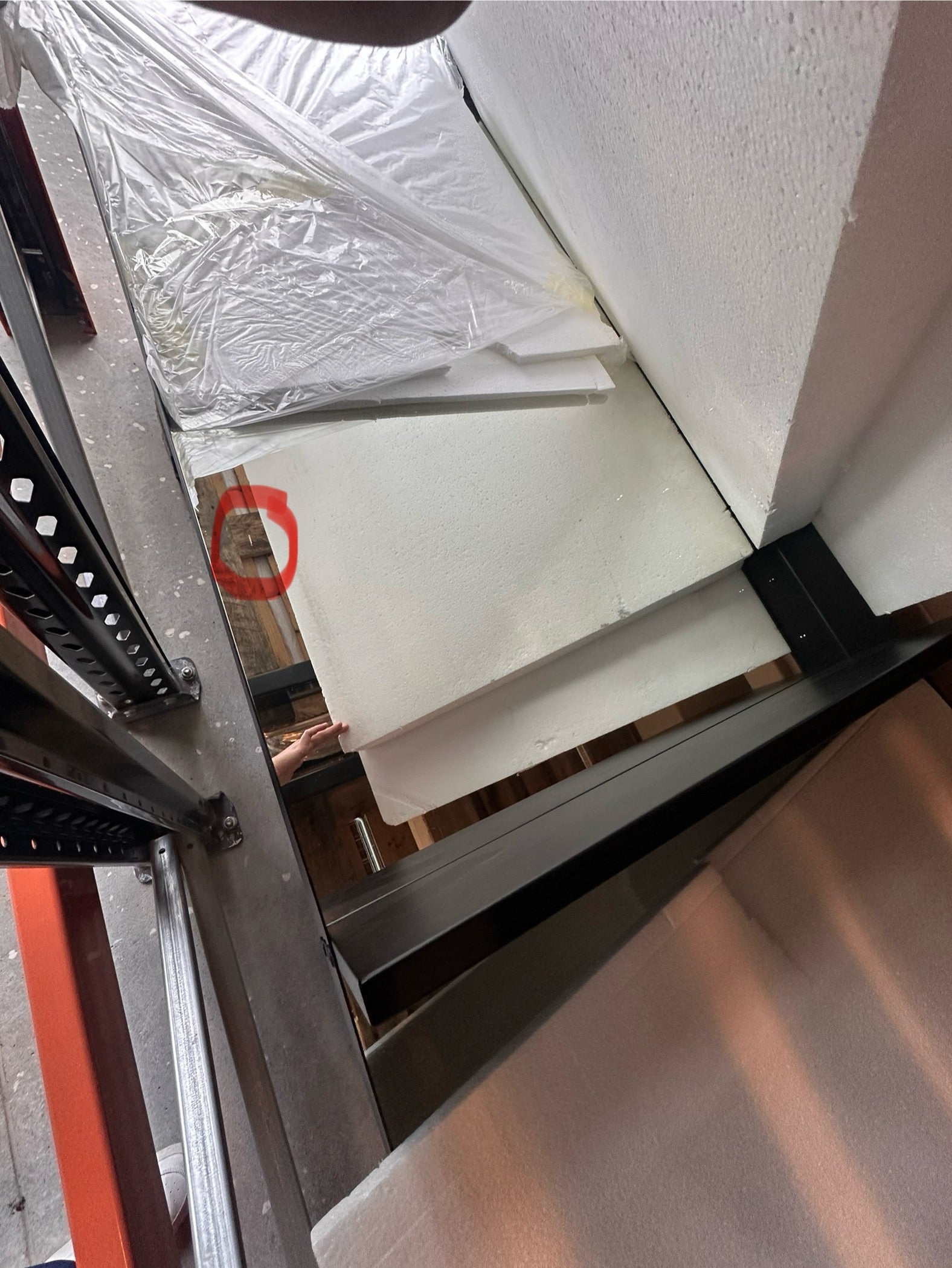 Tuscany - Kwadratowe lustro fryzjerskie - Czarna rama DEMO 15mm rysa