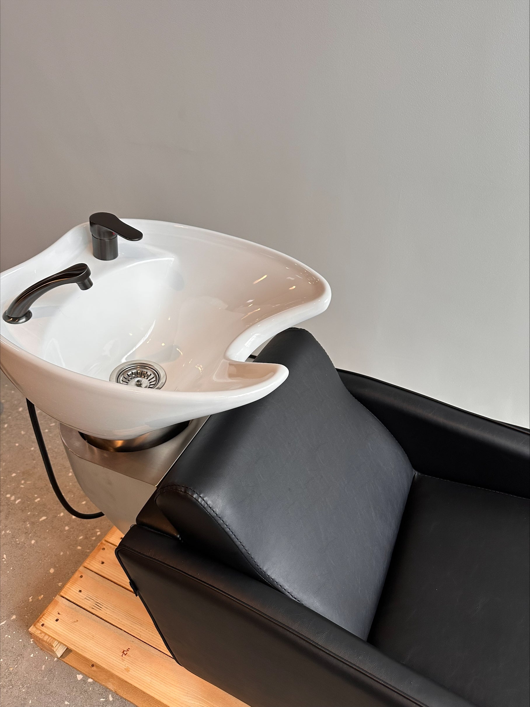 Zippy - Czarny myjnia fryzjerska - Biała misa MODEL DEMO