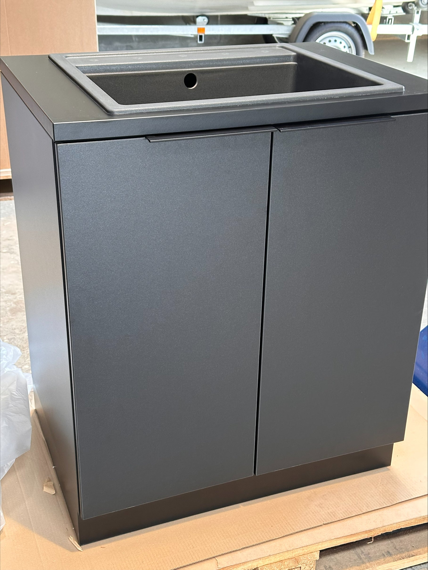 Colorbar umywalka - Czarna szafka podumywalkowa - DEMO