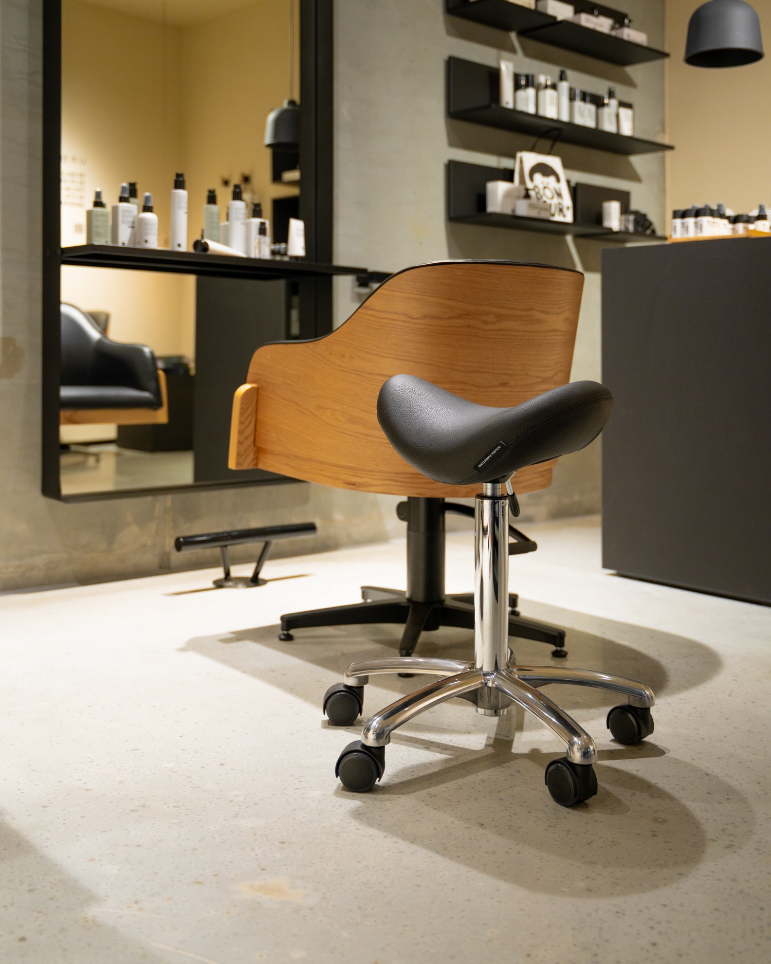 Stella - taboret siodłowy z aluminium z czarnym pokryciem