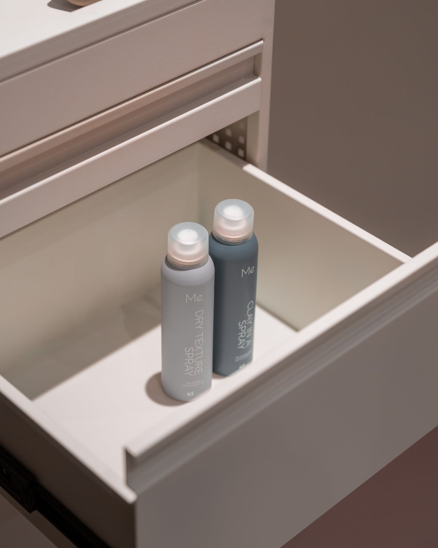 Studio 3 - Biały wózek fryzjerski z 3 szufladami i wysuwaną półką