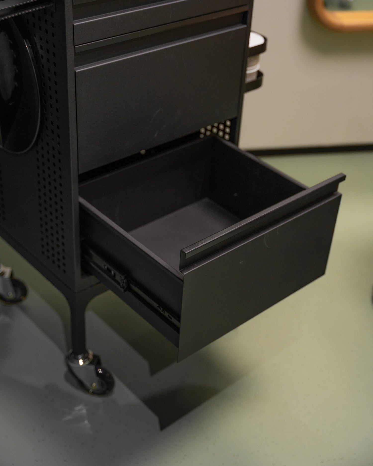 Studio 3 - Czarny wózek fryzjerski z 3 szufladami i wysuwanym półką