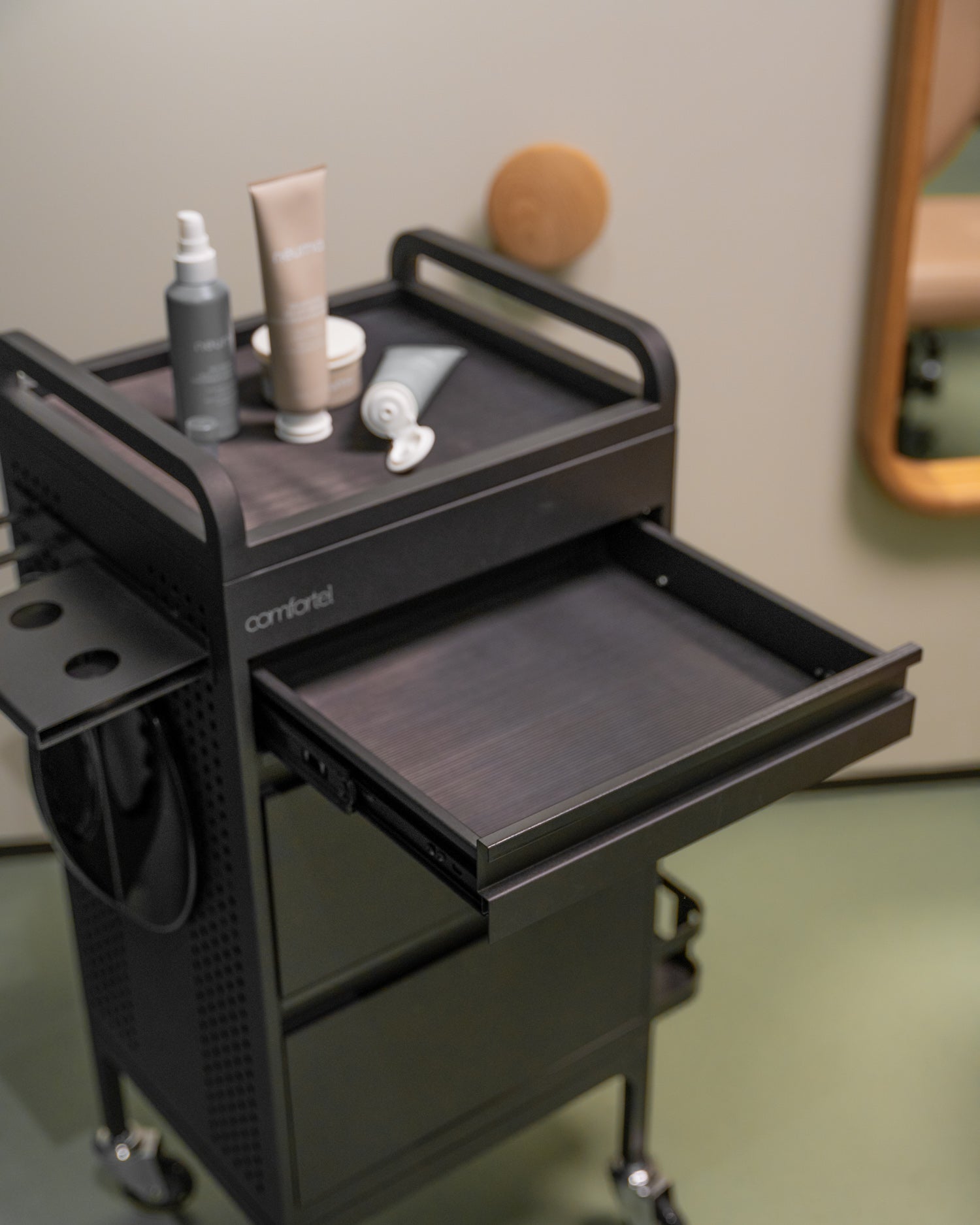 Studio 3 - Czarny wózek fryzjerski z 3 szufladami i wysuwanym półką